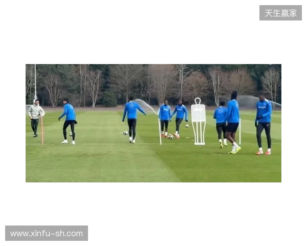 跟队：埃斯特旺参加了切尔西的公开训练，里斯、约恩森缺席